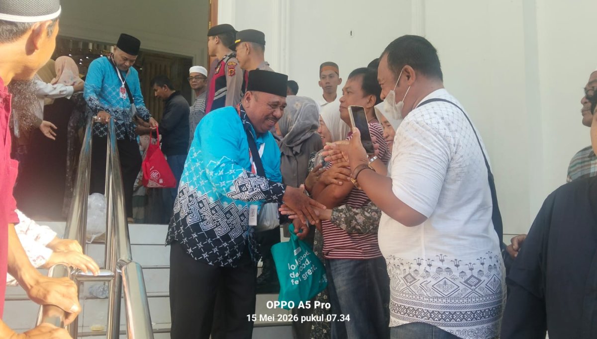 Menuju Tamu Allah Yunus Palurui Mesing Beserta Istri Sitti Aisyah Magenrek Berangkat Haji, Resmi Dilepas Bupati Tanjabtim