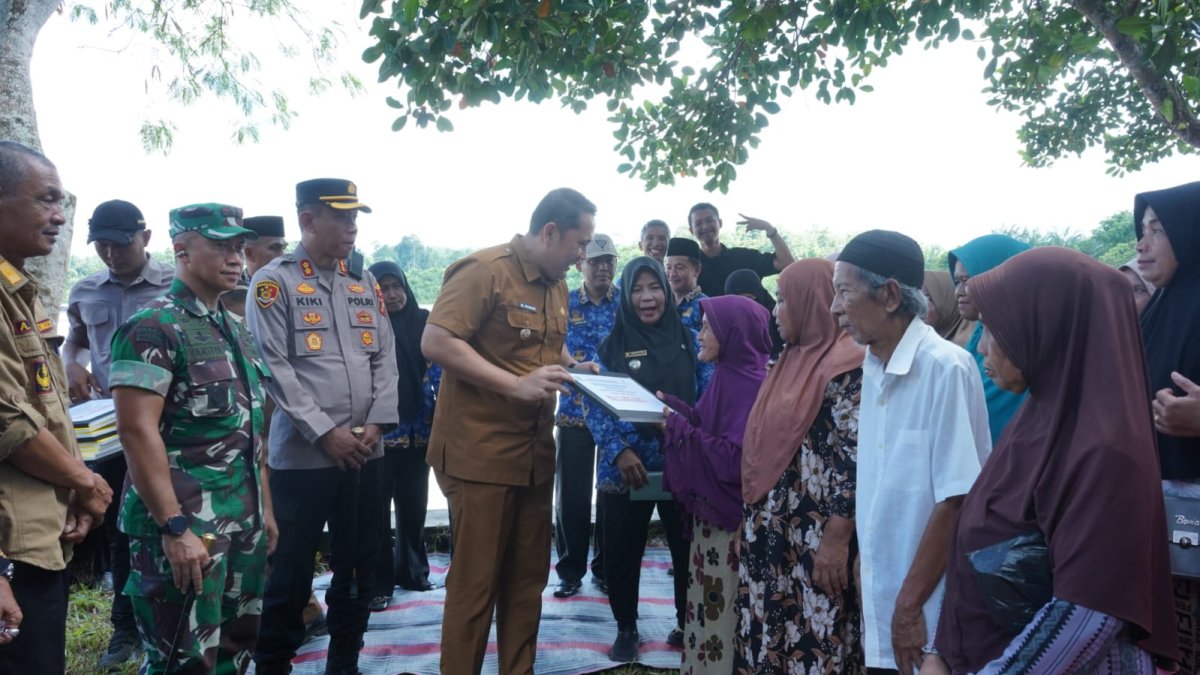Salurkan Bantuan Keramba dan Jaringan Listrik, Bupati M. Syukur Ingin Warga SAD Berkembang