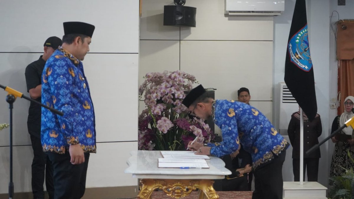 Lantik 237 Kepala Sekolah, Bupati M.Syukur Minta Kepala Sekolah Jangan Gagap Teknologi Dan Kelola Dana BOS Dengan Transparan
