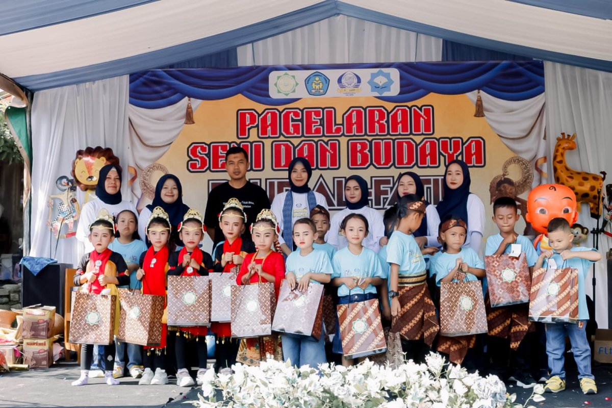 Indahnya Berbagi Kepeduli Kemajuan Pendidikan Usia Dini di Lebak, Yayasan Hamim Center Founder Memberi Bantuan Peralatan Sekolah