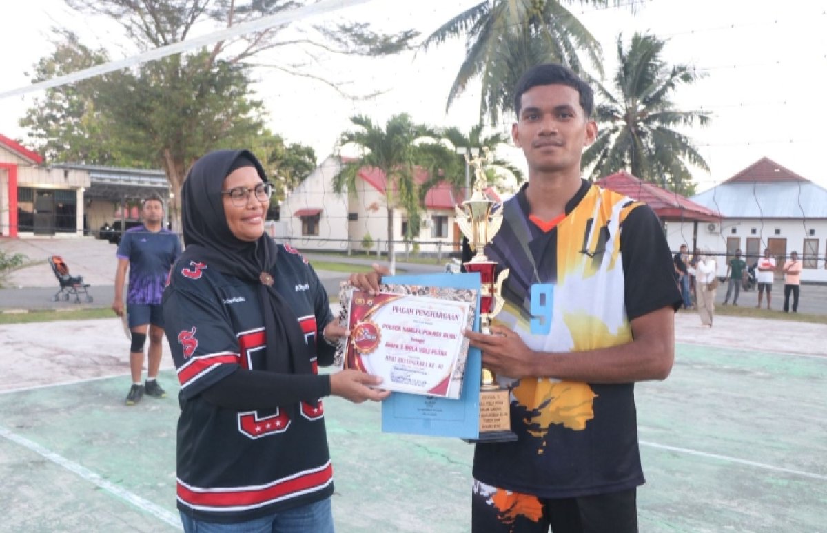 FOTO BERSAMA IBU KAPOLRES BURU. M, RIZKY FATARUBA SAAT INI MENERIMA PIALA DALAM TURNAMEN BOLA VOLLI