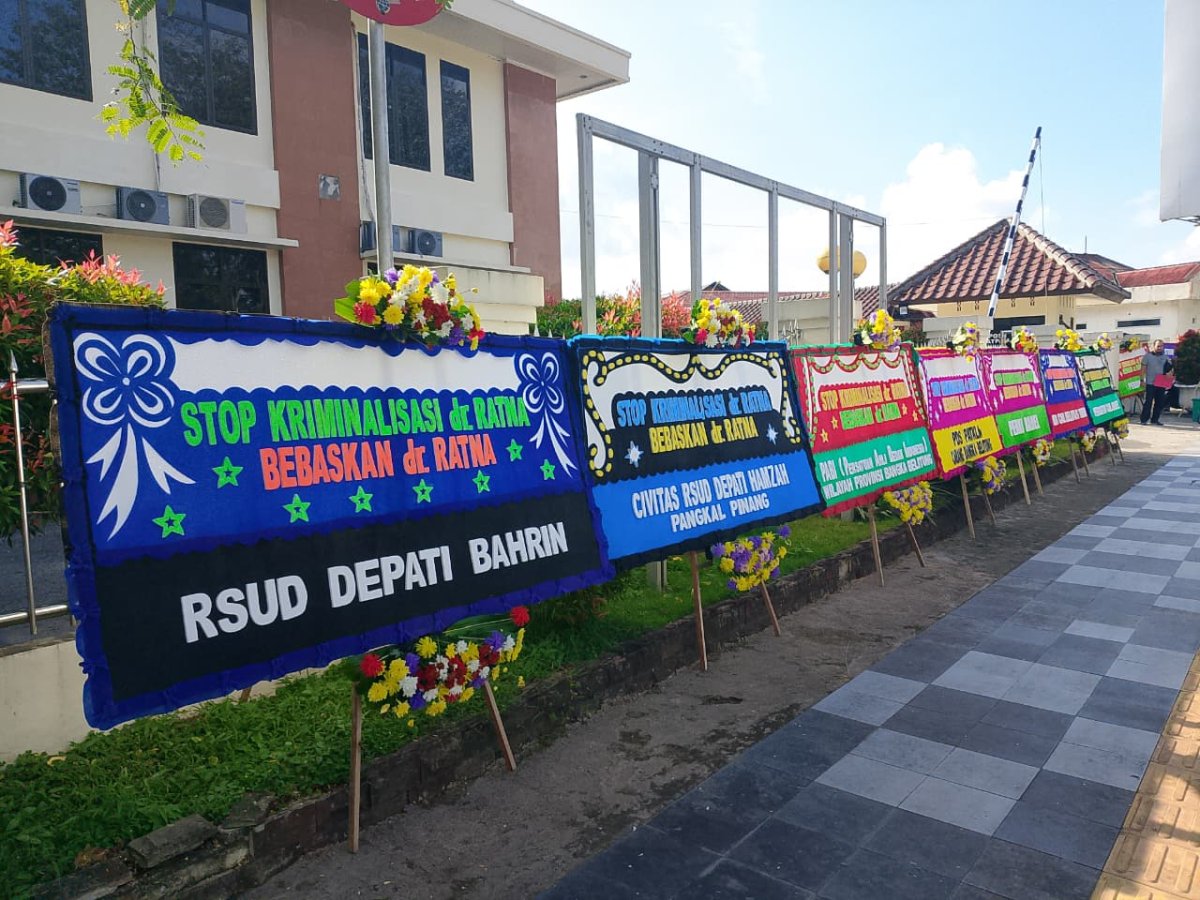 Jelang Sidang dr Ratna, Puluhan Karangan Bunga Penuhi PN Pangkalpinang: “Stop Kriminalisasi Dokter”