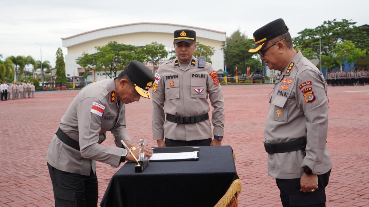 Karorena Polda Aceh Serahkan Jabatan, Kapolda Sampaikan Apresiasi dan Pesan Menjelang Purna Tugas