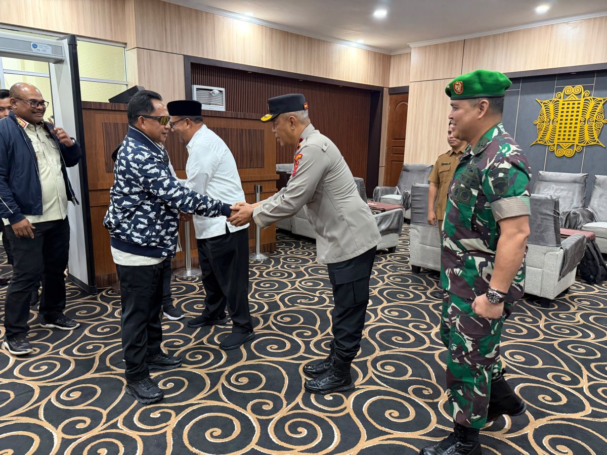 Wakapolda Aceh Sambut Kedatangan Mendagri Muhammad Tito Karnavian di Bandara SIM