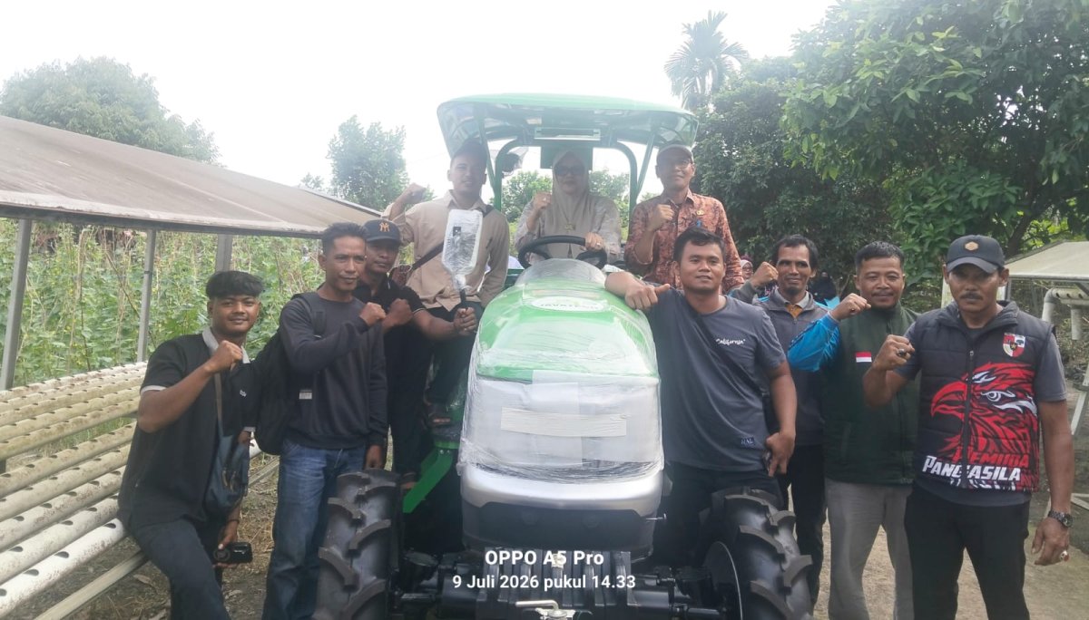 Dukung Semangat Petani Milenial, Bupati Tanjabtim Serahkan Alkistan Ke Brigade Pangan Rantau Rasau 