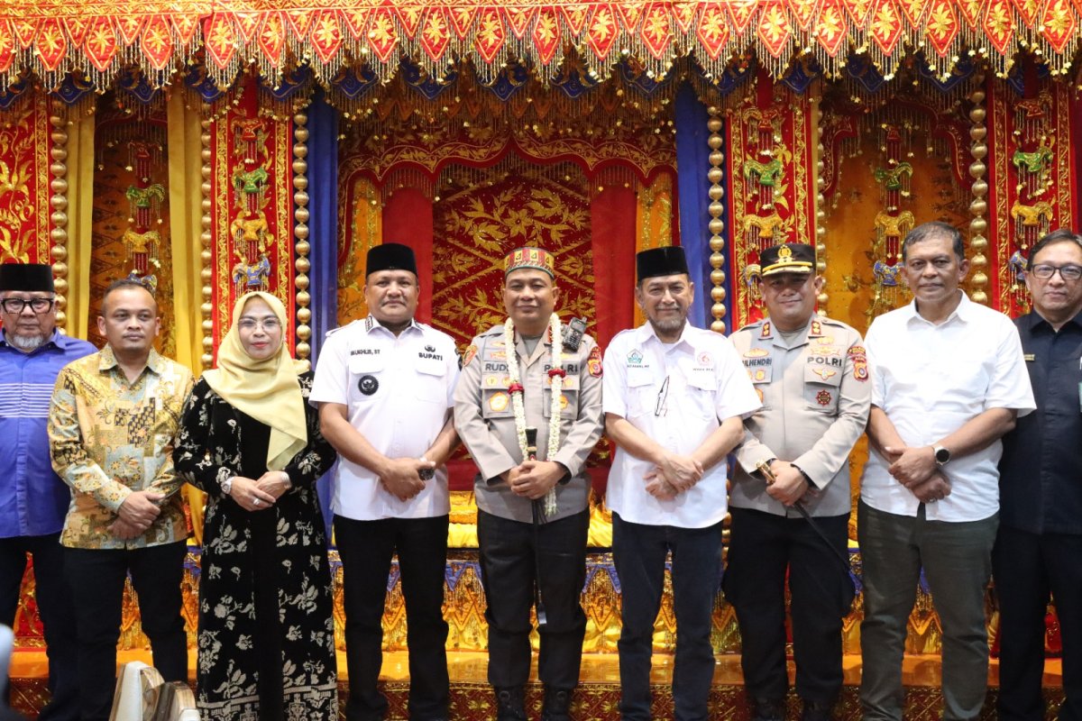 Kapolda Aceh Serahkan 1.000 Paket Sembako untuk Masyarakat Terdampak Bencana di Bireuen