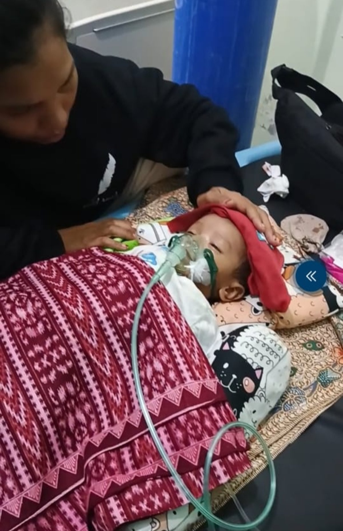 Orang Tua Pasien Memohon Bantuan Pemerintah Untuk Biaya Pengobatan Anak Yang Lagi Berbaring di Ruangan IGD RSUD Masohi