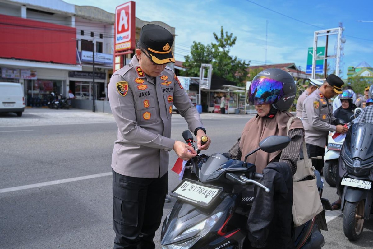 Tumbuhkan Cinta Tanah Air, Kapolres Pidie Bagikan Bendera Merah Putih kepada Pengguna Jalan