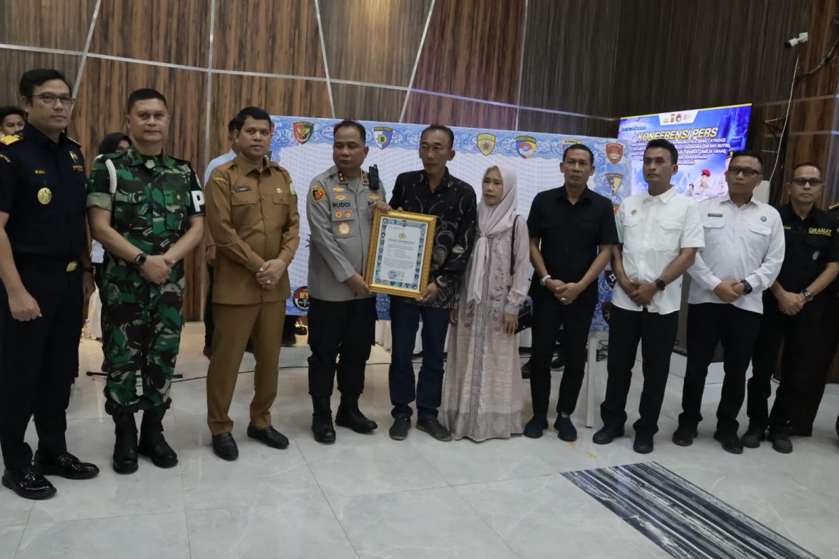 Kapolda Aceh Berikan Penghargaan atas Jasa Almarhum Pratu Galuh Nugraha