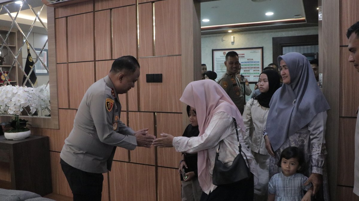 Kapolda Aceh Serahkan Jaminan Kecelakaan Kerja kepada Keluarga Alm. Bripka Kurniadi