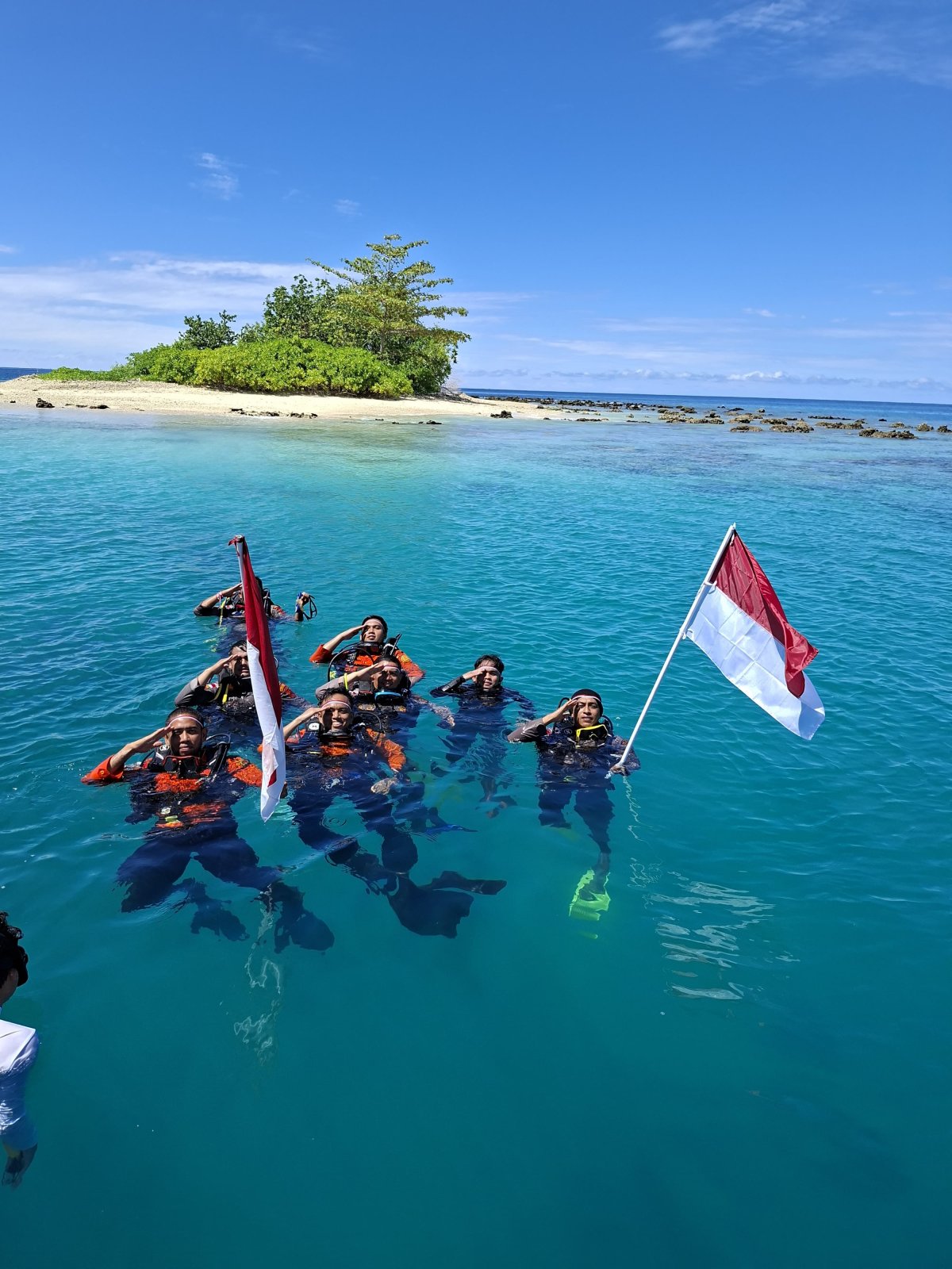 Personel Polres Simeulue Kibarkan Bendera Merah Putih di Bawah Laut pada Hari Kemerdekaan