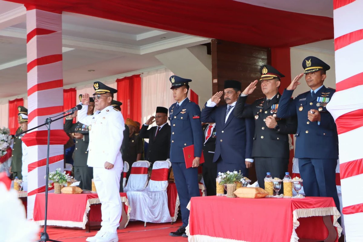 Kapolres Tapanuli Tengah Hadiri Upacara HUT Ke-81 RI di GOR Pandan
