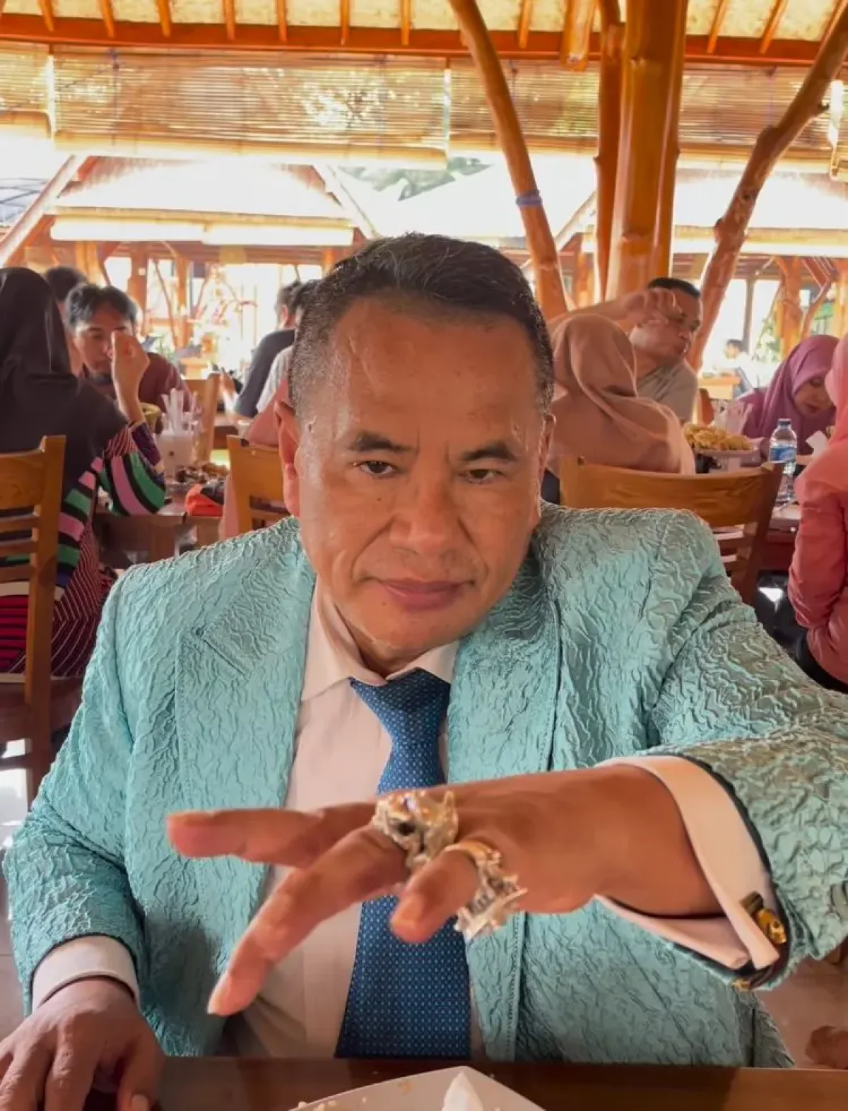 KASUS HOTMAN PARIS DAN MORALITAS HUKUM: "LEX INIUSTA NON EST LEX.