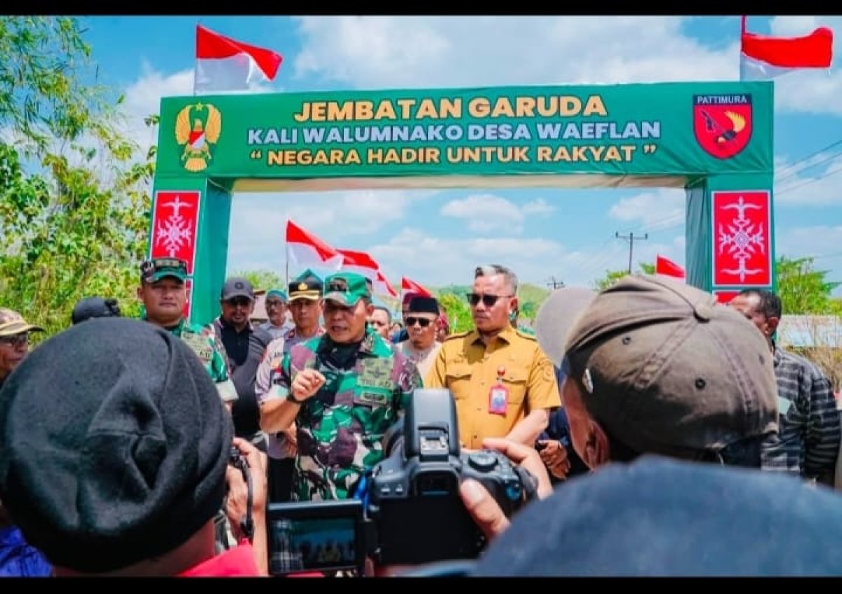 PANGDAM XV/PATTIMURA MERESMIKAN DELAPAN UNIT JEMBATAN PENGHUBUNG DI DESA WAEFLAN