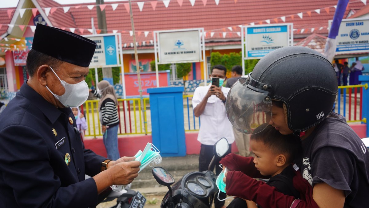 Kualitas Udara Memburuk, Wabup A. Khafidh Turun Bagikan Masker Untuk Anak Sekolah