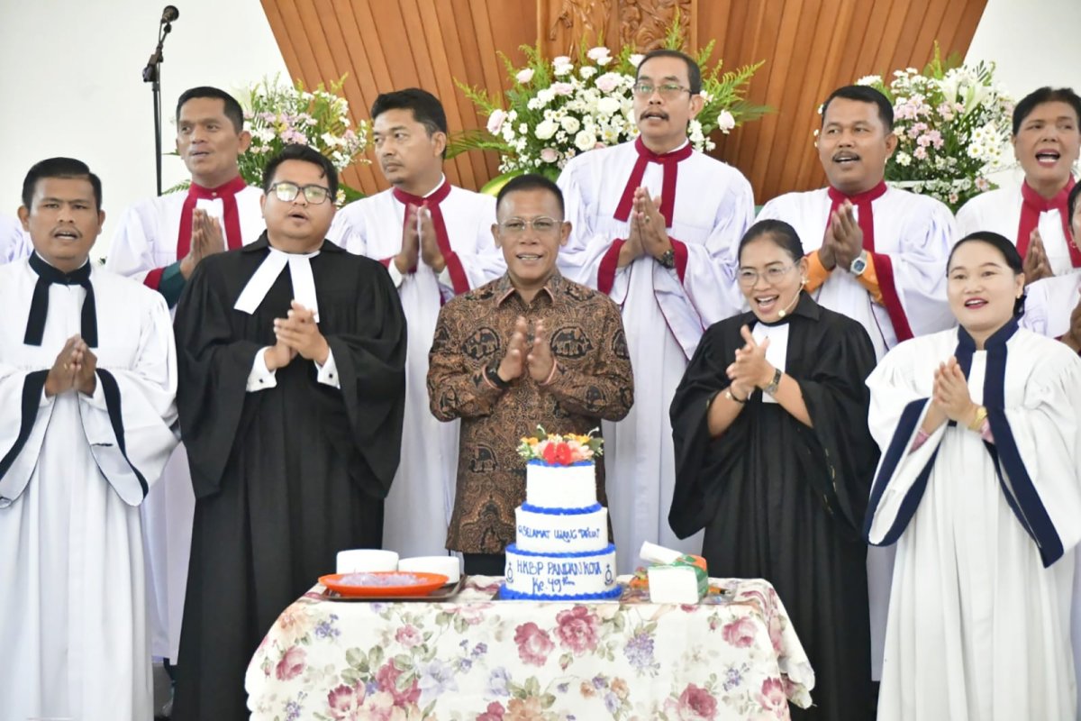 Bupati Tapteng Hadiri Perayaan HUT ke-49 HKBP Pandan Kota, Ulosi 72 Orang Jemaat Lansia Usia 70 Tahun