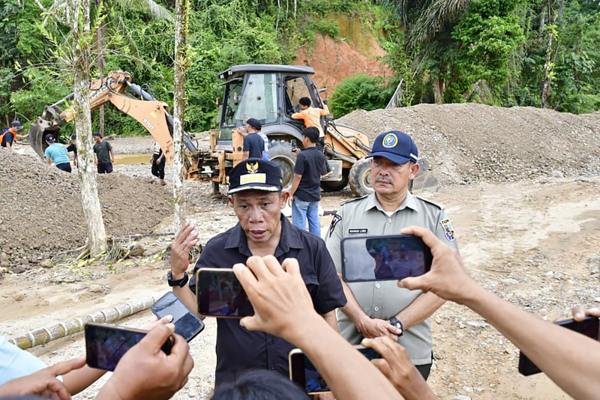 Bupati Tapteng dan Wabup Tinjau Jebolnya Tanggul di Hutanabolon, Masinton : Pemkab Tapteng Berikan Penanganan Darurat Hingga Permanen