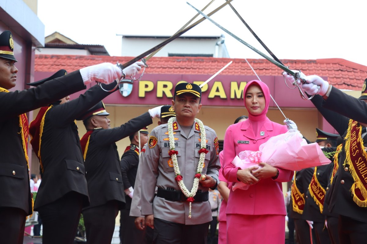 AKBP Budi Prasetyo Disambut Tradisi Pedang Pora dan Mangulosi di Mapolres Sibolga