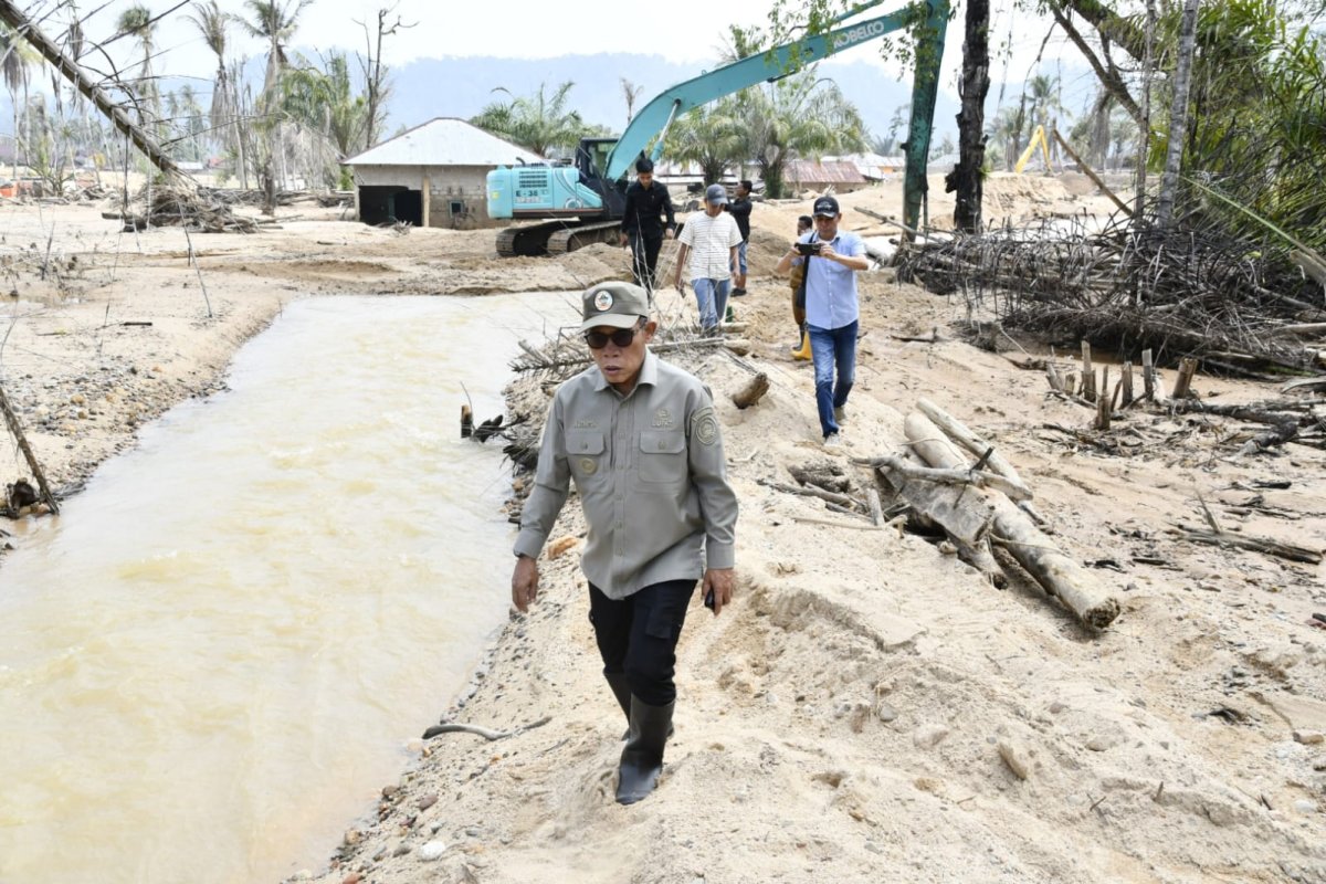 Bupati Tapteng Turun Langsung Tinjau Lokasi Banjir Bonalumban, Pastikan Penanganan Sungai Aek Saili Berjalan Cepat dan Bertahap