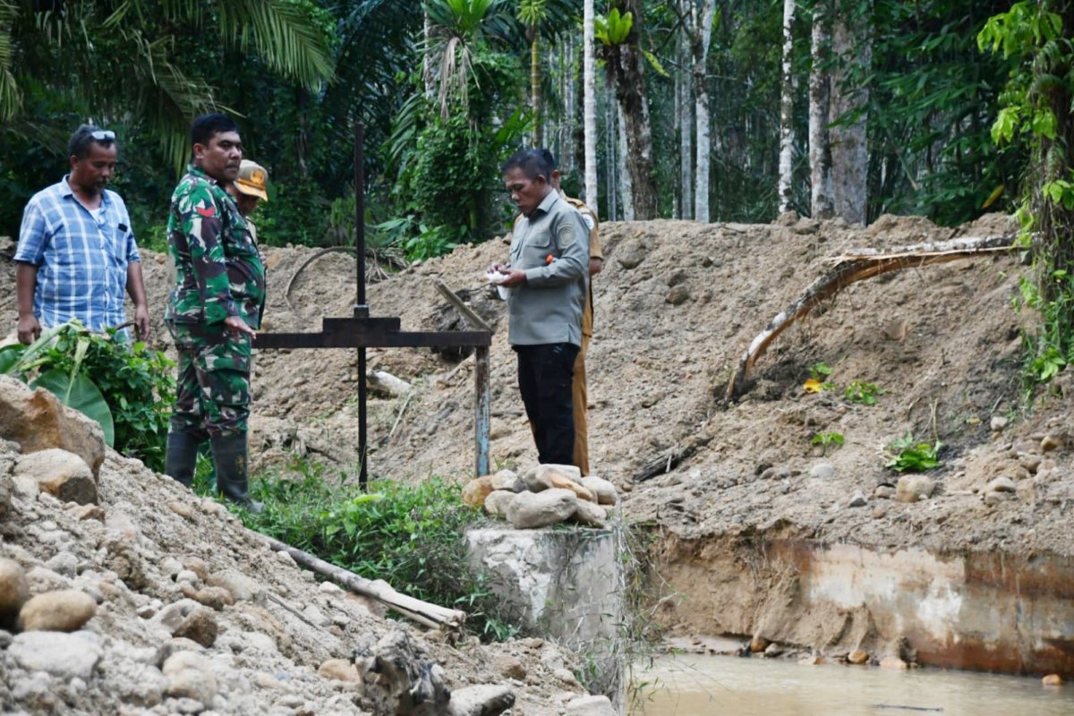 Dengar Aspirasi Warga, Pemkab Tapteng Normalisasi Sungai dan Irigasi Pertanian di Sipange