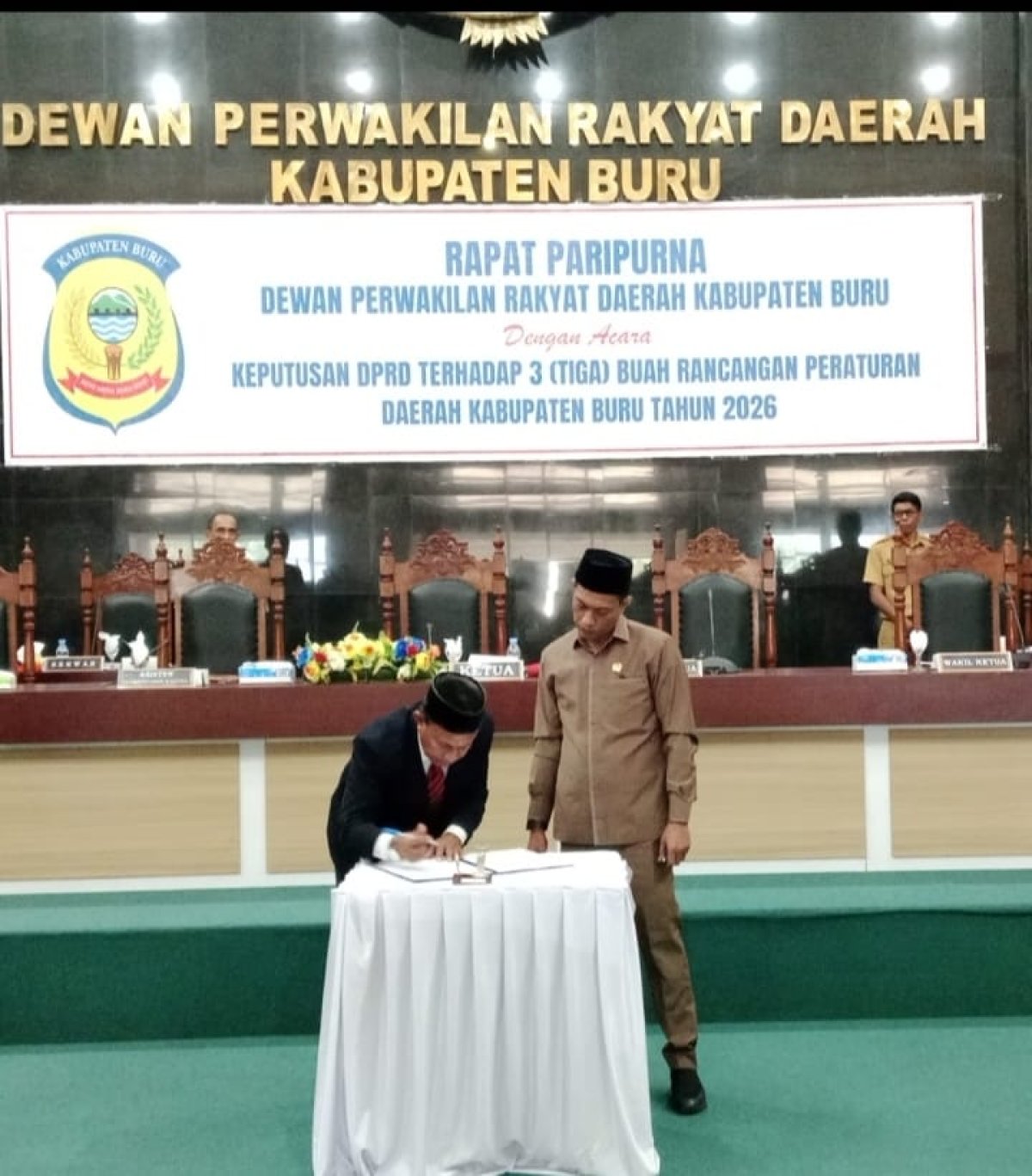 RAPAT PARIPURNA KEPUTUSAN DPRD TERHADAP 3 (TIGA) RANCANGAN PERATURAN DAERAH KABUPATEN BURU