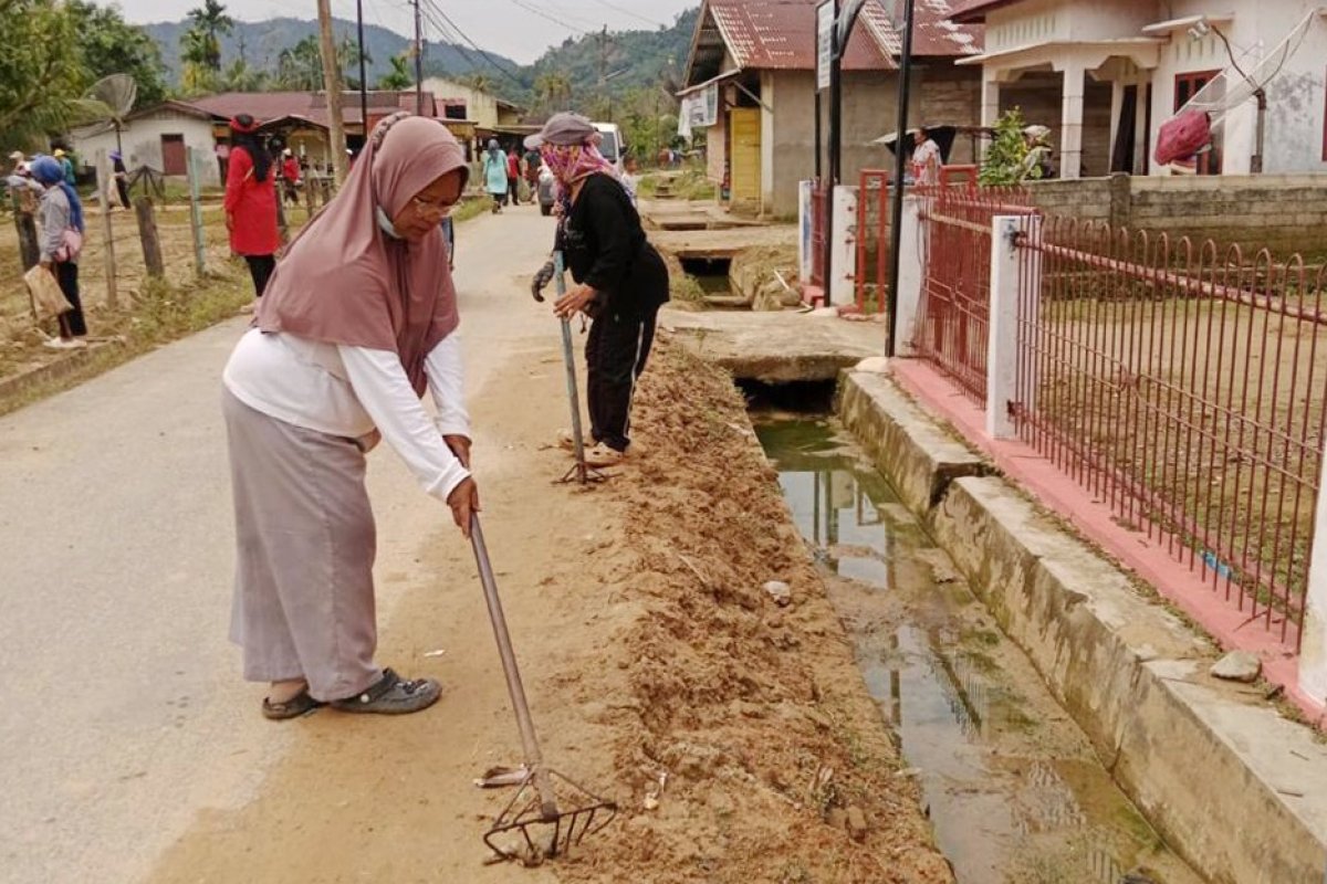 10 Hari Tanggap Darurat, DLH Tapteng Intensifkan Pembersihan Sampah Pascabencana di Tukka dan Badiri