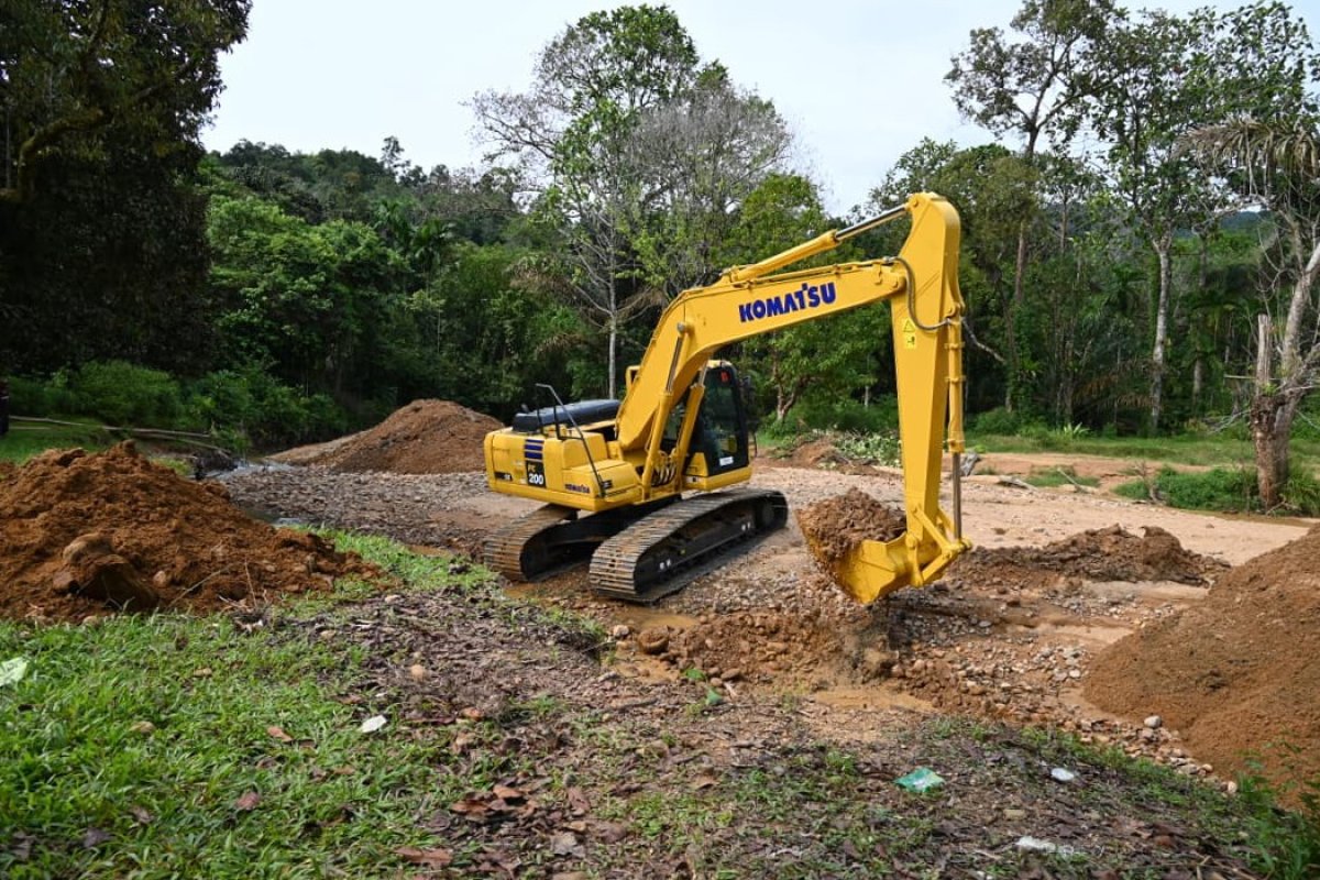 Tepati Janji Normalisasi Sungai Pascabanjir di Desa Mela I dan Mela II, Bupati Tapteng Kerahkan 2 Unit Ekskavator