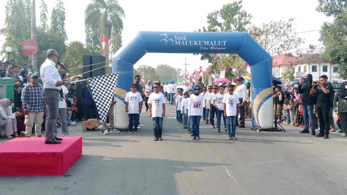 MENYAMBUT HUT KABUPATEN BURU KE-27 MASYRAKAT SANGAT ANTUSIAS MEMERIAKAN GERAK JALAN INDAH YANG DILEPAS BUPATI BURU IKRAM UMASUGI