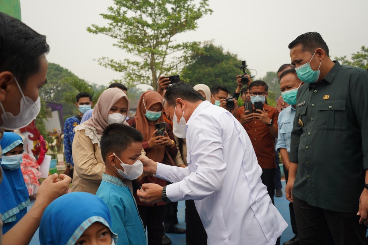 Bupati M. Syukur Dampingi Gubernur Jambi Serahkan Bantuan Pro Jambi Cerdas 2026