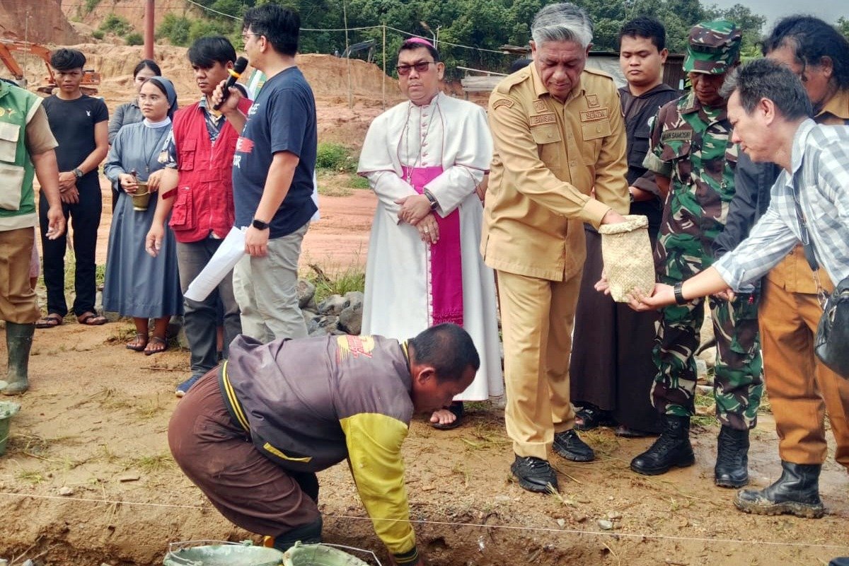 Sekdakab Tapteng Pimpin Peletakan Batu Pertama Pembangunan 22 Unit Huntap dan 1 Unit Gereja Bantuan Caritas Indonesia di Kelurahan Tukka