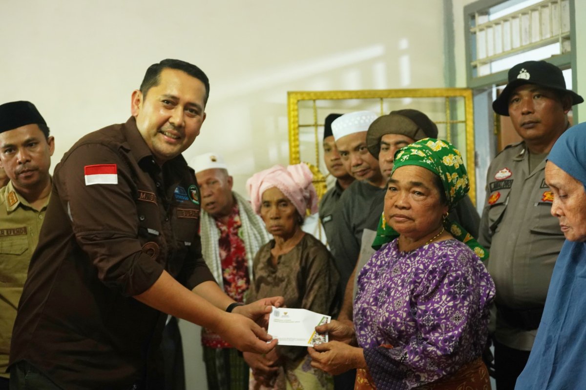 Sampaikan Duka Mendalam, Bupati M. Syukur Salurkan Bantuan Korban Kebakaran Tunggul Bulin