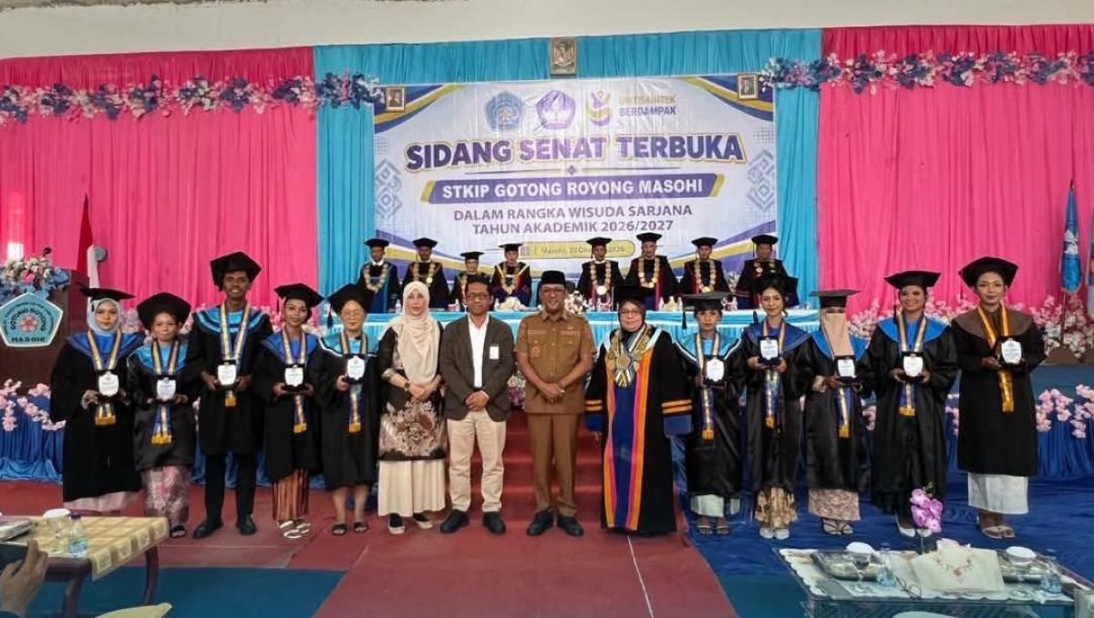 Bupati Maluku Tengah Wisuda 150 Sarjana STKIP Gotong Royong Masohi
