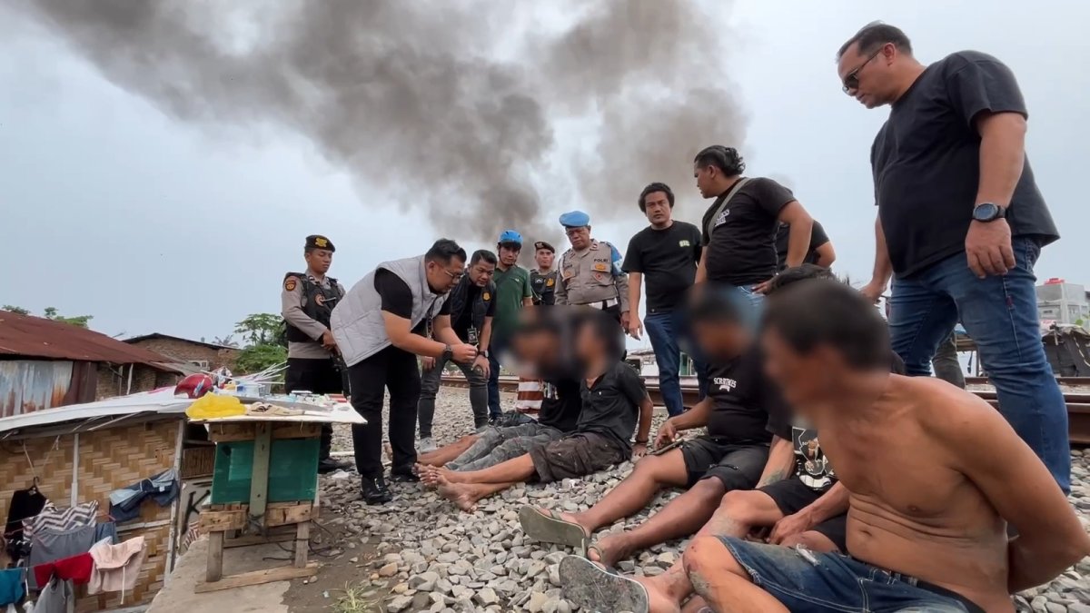 Polisi Gerebek Sarang Narkoba Rel Tembung, 6 Pelaku Diringkus, 3 Diantaranya Residivis