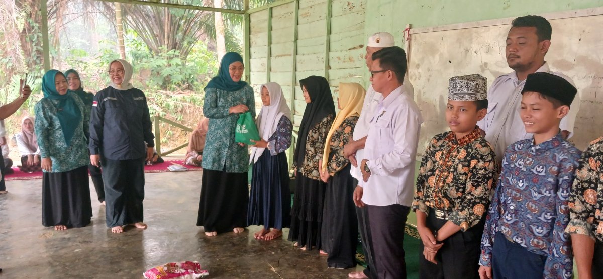 Gandeng BAZNAS, TP PKK Merangin Salurkan Sembako dan Cek Kesehatan Gratis untuk Lansia Serta Dhuafa