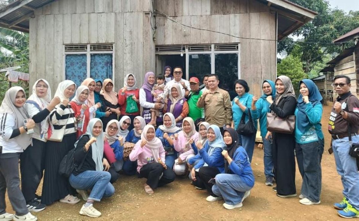 Ketua TP PKK Hj Lavita Syukur Berikan Bantuan ‘Genting’