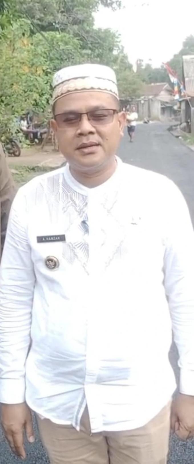 Penjabat Kepala Desa Singajaya, Asep Hamzah, saat meninjau langsung pembangunan infrastruktur desa yang bersumber dari Bantuan Keuangan Kabupaten Bogor Tahun 2025.