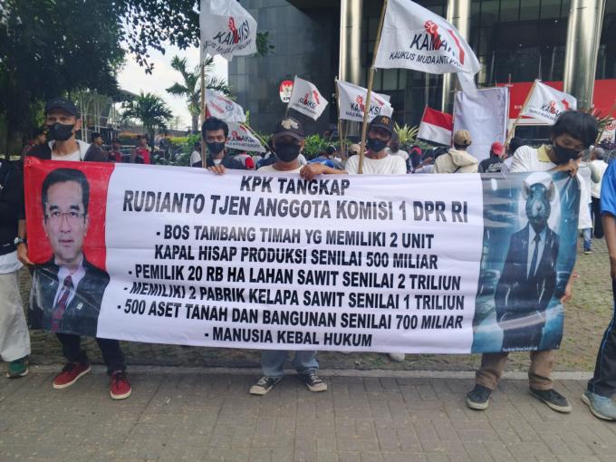 Baliho, Spanduk, dan Orasi Panas: Rudianto Tjen Jadi Target Aksi KAMAKSI di Depan KPK