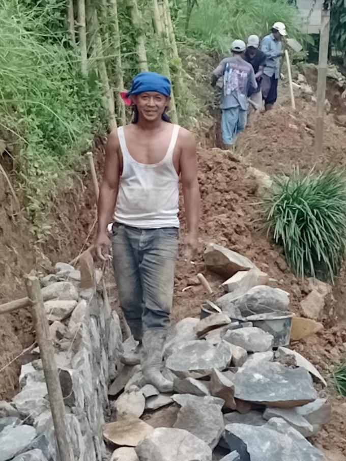 Kades Deden Aden Libatkan Warga Pabuaran dalam Pekerjaan Infrastruktur Desa