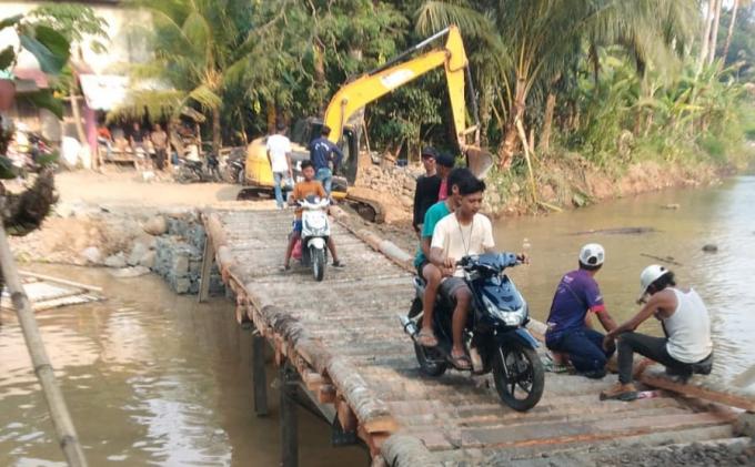 Camat dan Kades Muncang Tak Punya Rasa Peduli Kepada Warga Dalam Bhakti Sosial Pembangunan Jembatan Penghubung Sementara