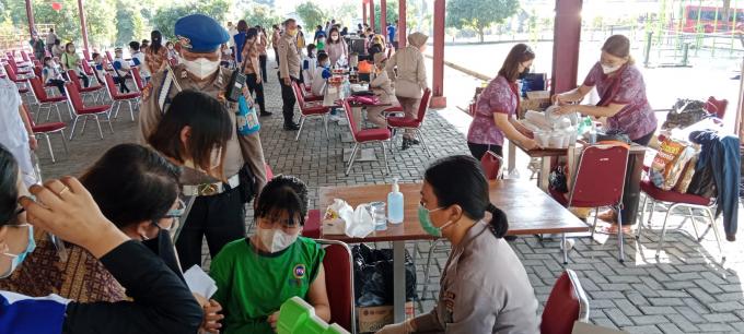 Kabid Dokkes Polda Sumut Didampingi Kapolsek Patumbak Pantau Pelaksanaan Vaksinasi Plajar di Primae One School