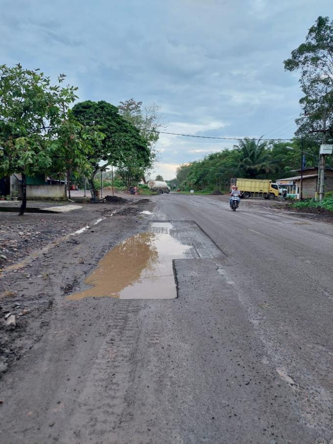 PENGERJAAN JALAN LINTAS BATU RAJA PRABUMULIH DIDUGA TIDAK SESUAI SOP