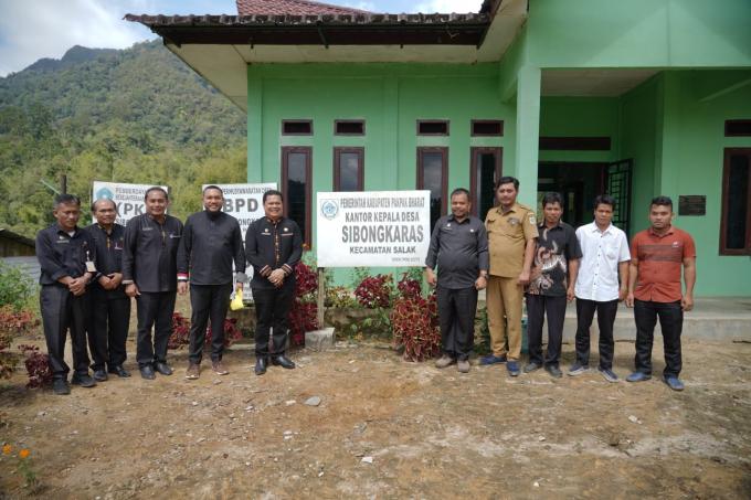 FRANC BERNHARD TUMANGGOR MENJADI BUPATI PERTAMA YANG MENGUNJUNGI DESA BONGKARAS KABUPATEN PAKPAK BHARAT